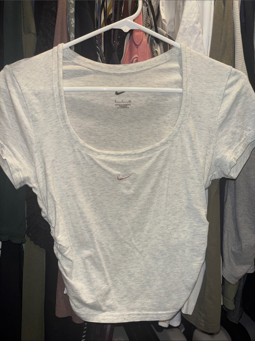 Nike Women’s Light Heather Gray Scoop-Neck Ruched Crop Top